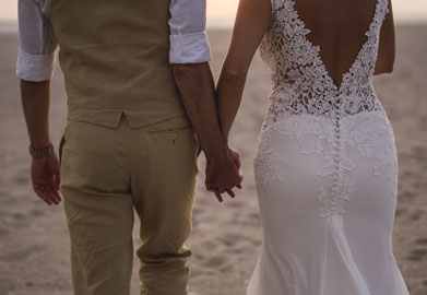 Bild: Mann und Frau laufen Hand in Hand am Strand entlang